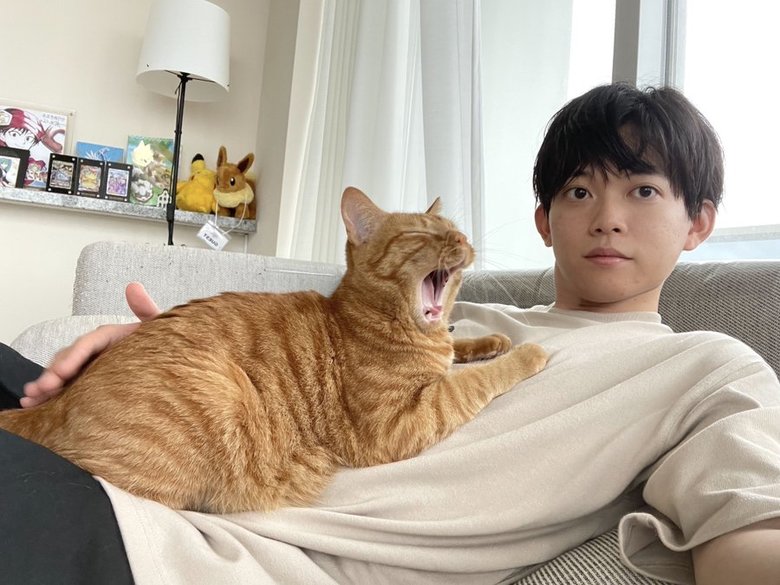 松丸さんの愛猫リドくんとの写真はSNSでも人気。松丸さんのTwitterより