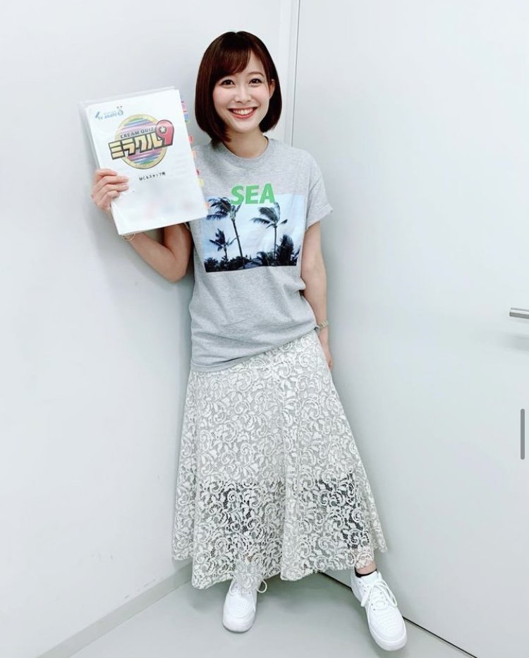 「くりぃむクイズ　ミラクル9」の台本を手に