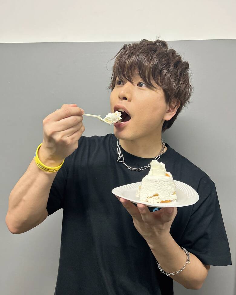 「もぐもぐタイム」ケーキを頬張る仲村さん