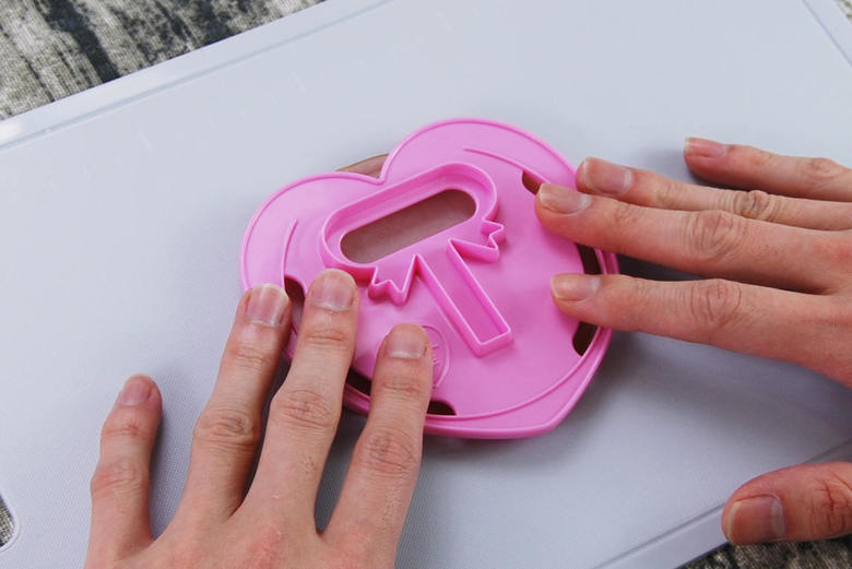 次に、細長く伸びた“象の鼻”部分を“顔”部分に巻きつけていきます。この時点でかなりリボン感が出てきましたが、最後に爪楊枝で固定すればできあがり。ハムのピンク色がリボンの形にマッチし、とても可愛らしい一品になりました。