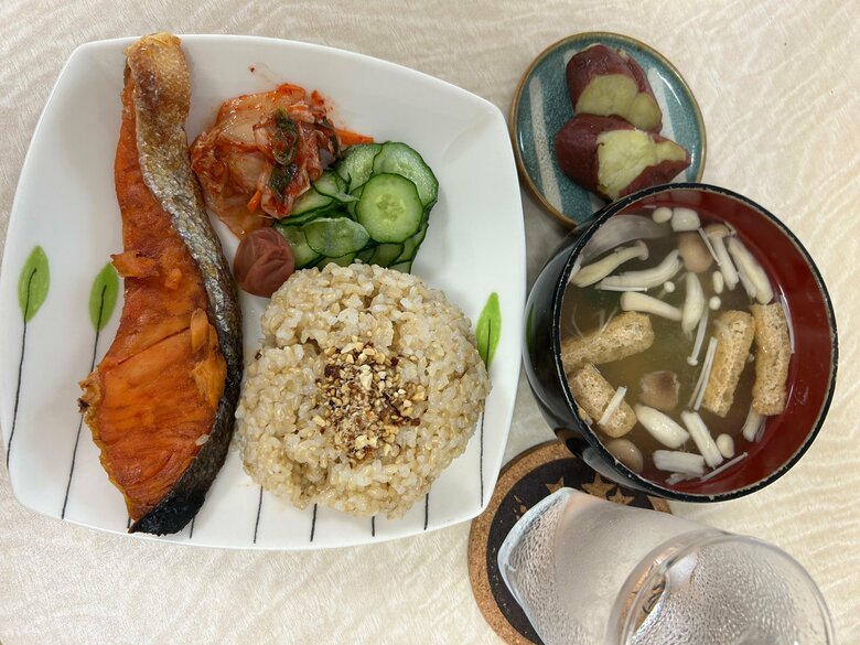 食事は外食せず自炊。玄米を主食に、肉・魚・野菜をバランスよくとるようにしている