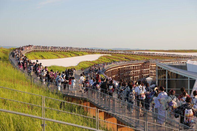 2025大阪・関西万博の8000人盆踊りで、ギネスに世界最大級の木造建築と認定された大屋根リング上で踊る参加者