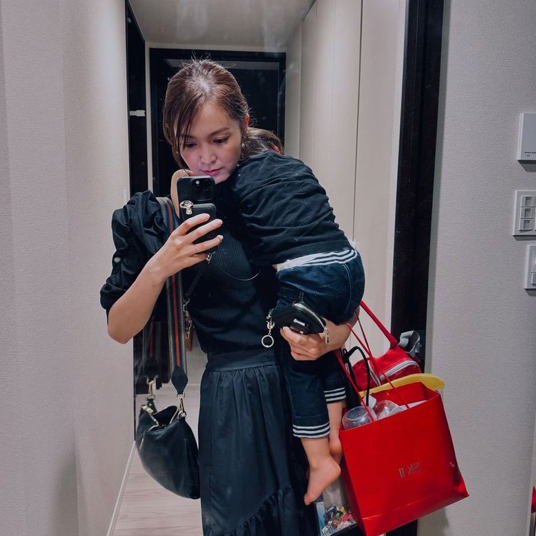 子どもを抱えたまま移動