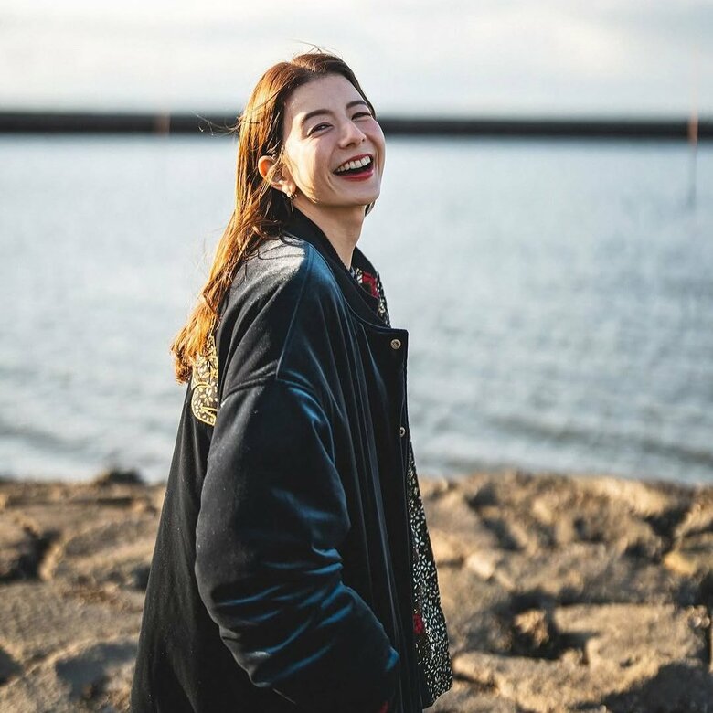 リラックスした表情のスザンヌさん