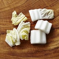 白菜は2～3㎝角に切る。にんじんは半月の薄切り、しめじは石づきを切り落として小房に分ける。Aは混ぜ合わせる。