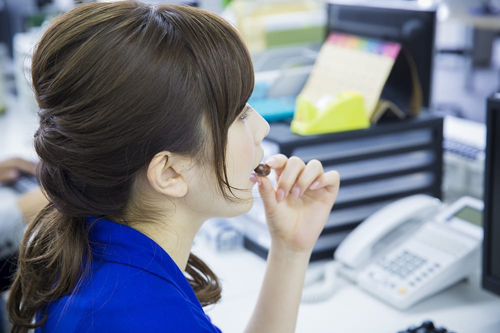チョコレートを食べる女性