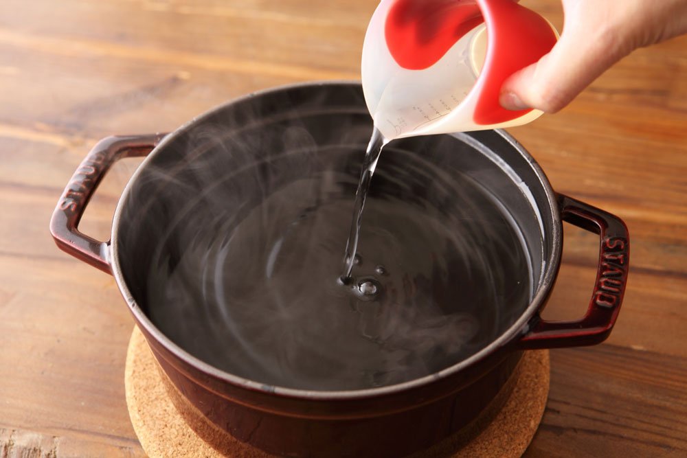 足し水をして、鍋の湯温を下げるところ