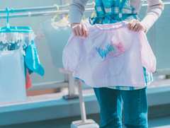 ペンやマジック、絵の具のインクが落ちない理由は？プロに聞く「シミ抜き」術