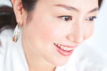 「まぶたには色でなく〇〇を盛る！」予約が取れない人気講師の【30代美人メイクの正解】