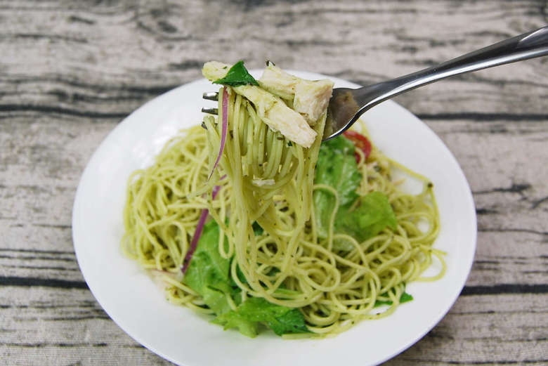 ファミマのオススメランチ「冷たいパスタ しっとり蒸し鶏のバジルソース」の実物画像04