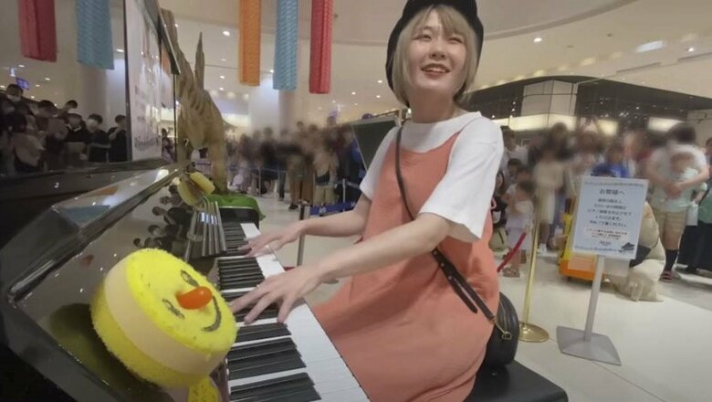 ショッピングモールのストリートピアノで大勢に囲まれるハラミちゃん