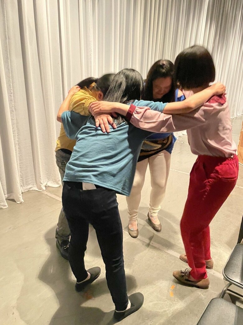 舞台前、4人で円陣を組んで気合を入れる