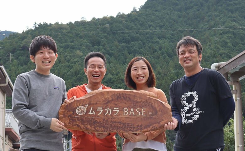 スタッフと森田さん（右から二番目）