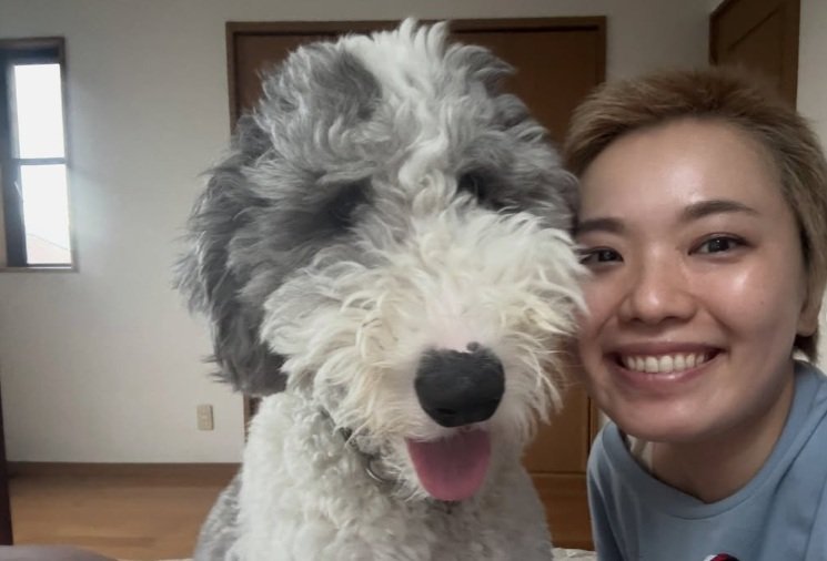髪の毛が少し伸びてベリーショートに。愛犬も笑顔の1枚