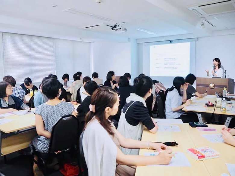 現在は、自身の子育てや介護の経験をもとに様々な企業や自治体でのセミナーを行い、全国を飛び回る加倉井さん。