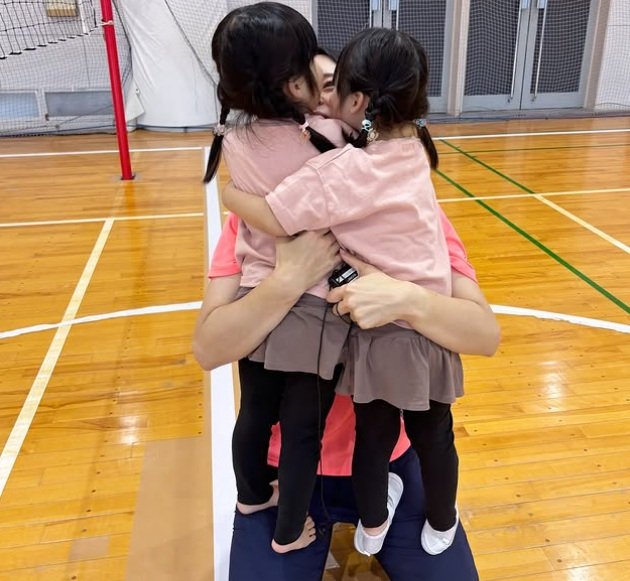 双子の女の子の母でもある大山さん。子どもたちの前ではママの表情に