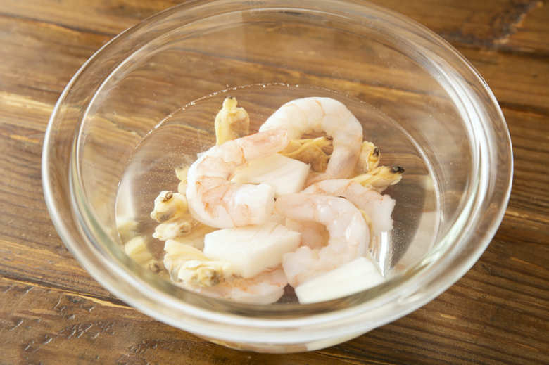 ボウルに水200mlと塩小さじ1（分量外）、シーフードミックスを入れて30分〜1時間ほど解凍する。解凍できたらキッチンペーパーなどで水けをしっかりふきとる。