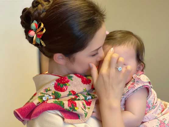 昨年5月に半年遅れのお宮参りを終えた森さんと娘さん。新生児期に慣れない育児で産後うつになったのだそう