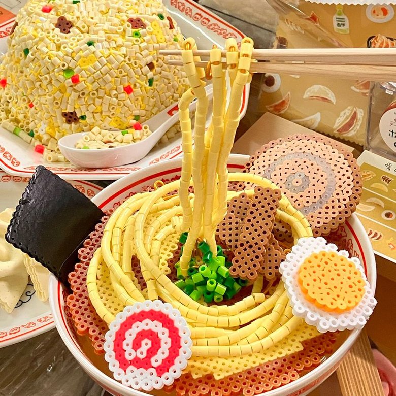 店舗でも展示されたアイロンビーズのラーメンとチャーハン