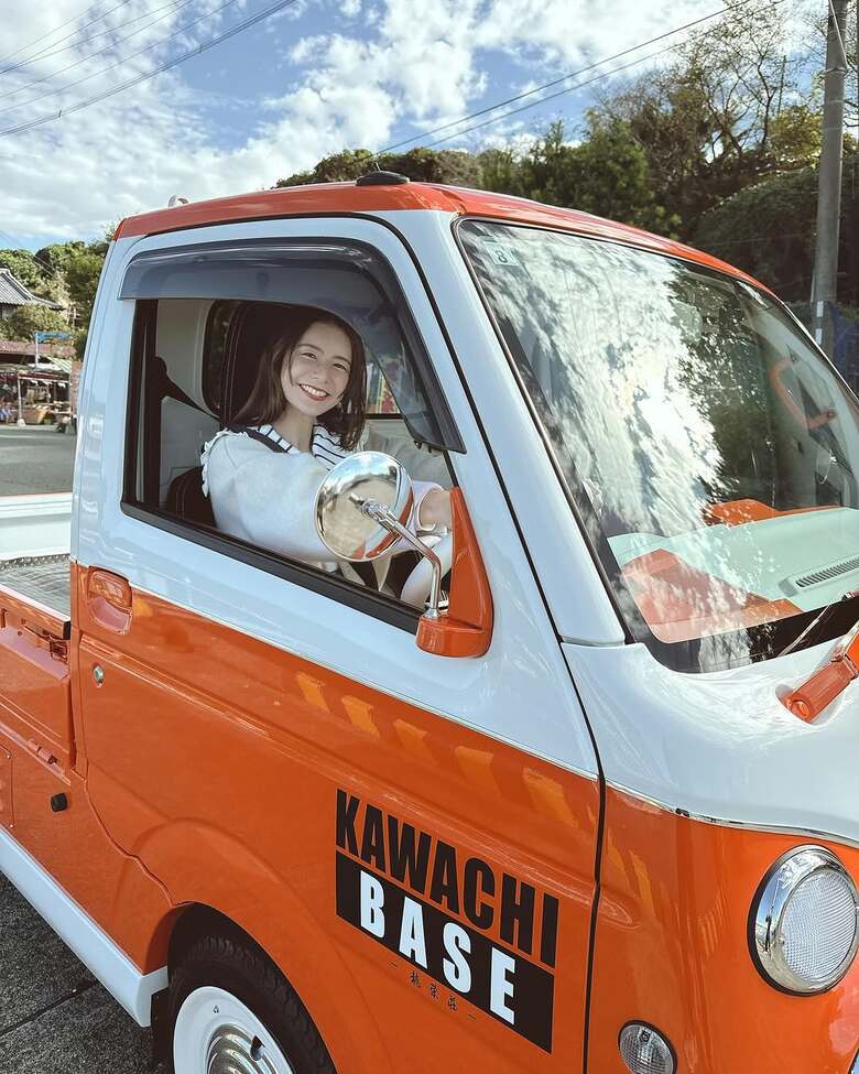 「KAWACHI　BASE―龍栄荘―」のトラックを運転するスザンヌさん