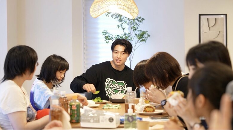 子どもたちと和やかに食事を楽しむ内尾さん
