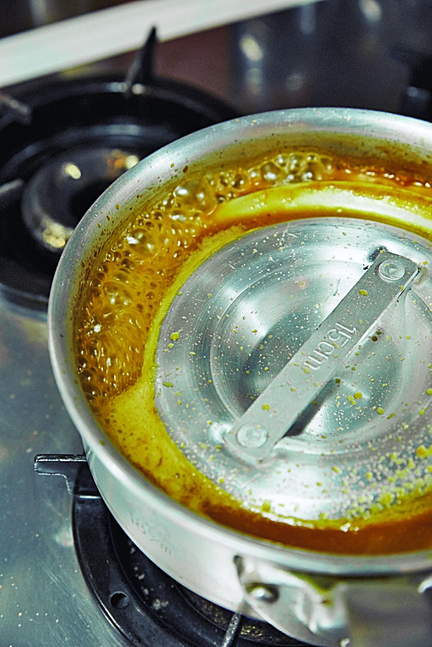 鍋に①を入れ、混ぜ合わせたAを注ぐ。中火にかけ、煮立ったら落としぶたをし、弱火で7分ほど煮る。