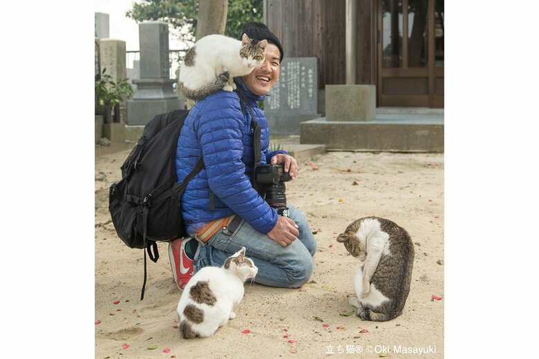 猫と戯れる山本さん（写真提供：山本正義さん）