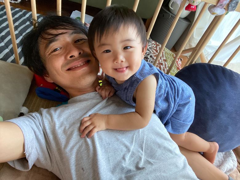 お子さんと笑顔の石井智康 代表取締役社長執行役員