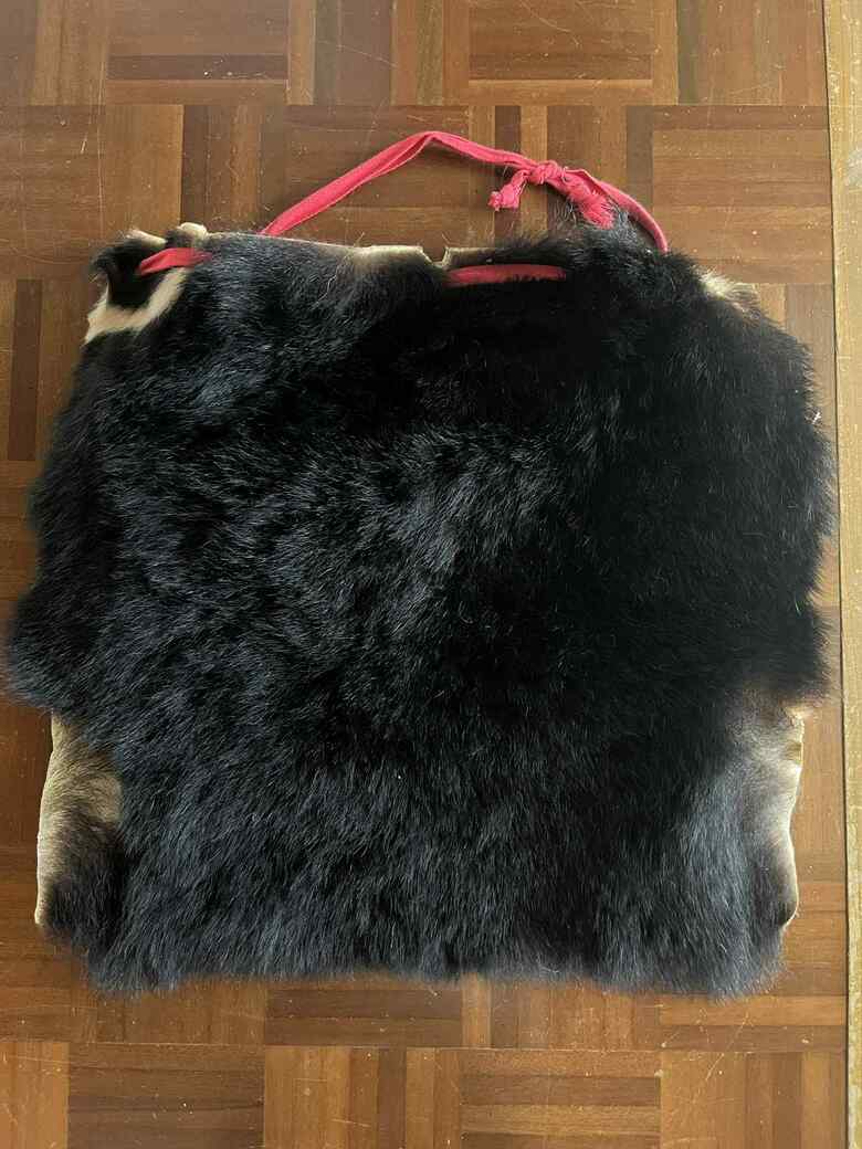 クマの毛皮で作った敷物は雪の上でも温かい