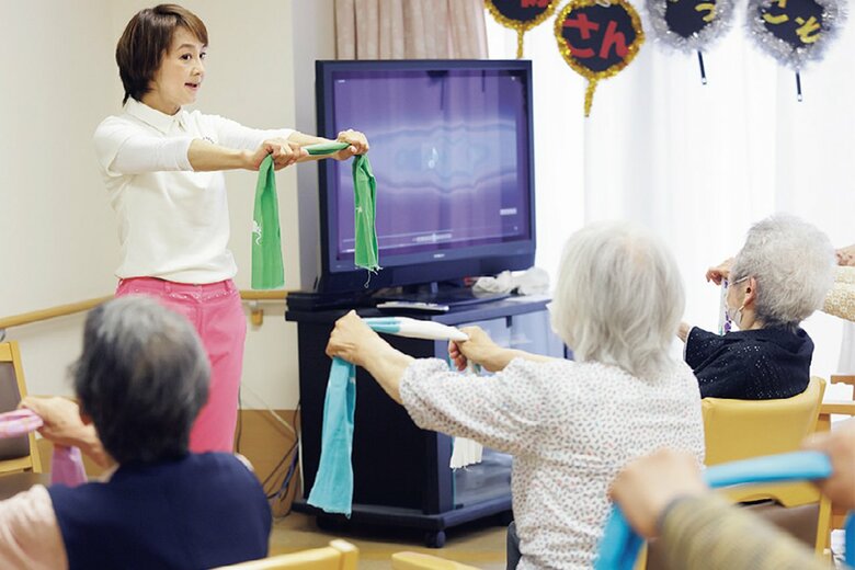 手拭い体操を指導する様子