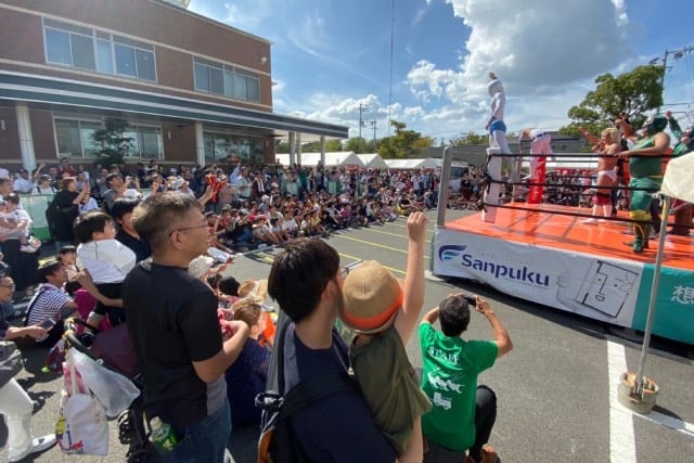 愛媛プロレスの興行は家族連れで賑わう