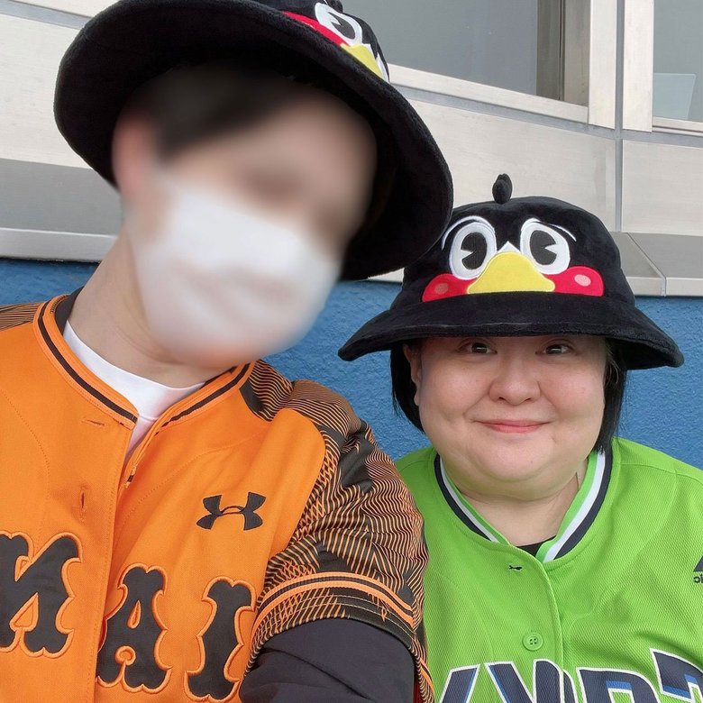 共通の趣味の野球観戦を楽しむふたり