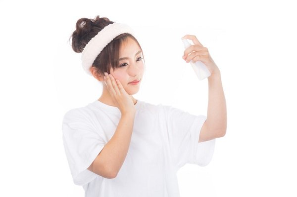 トライアルキットでスキンケアをする女性の画像