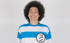 50歳のおじさん芸人「海外で大バズり」YouTube登録者は350万人越え「15歳下の後輩助言」でプライド捨てた「勝因」