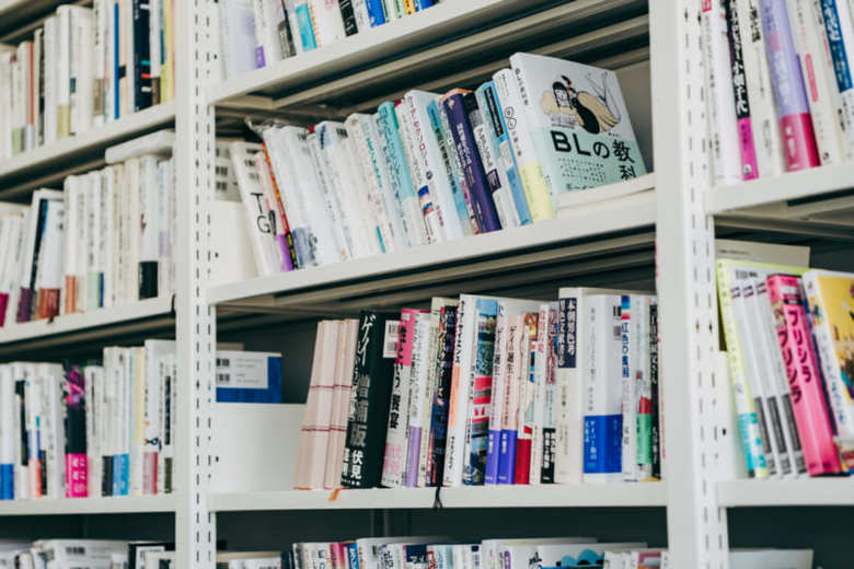 森山至貴さんの研究室の本棚