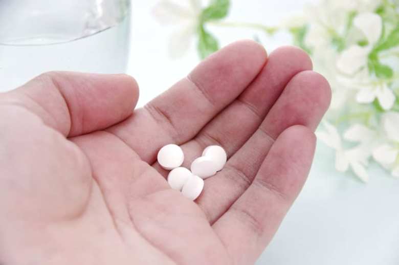 錠剤を服用する様子