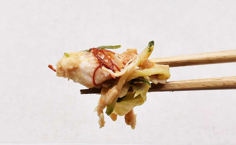 セブンイレブンのおすすめサラダ「蒸し鶏とたまごのバンバンジーサラダ」の実物画像