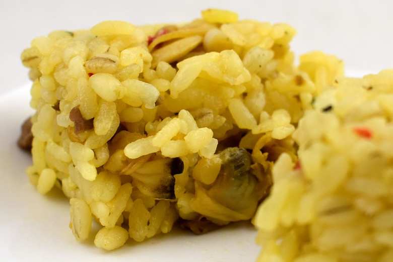 ナチュラルローソンのおすすめおにぎり「もち麦入りパエリア風おにぎり」の食レポ画像