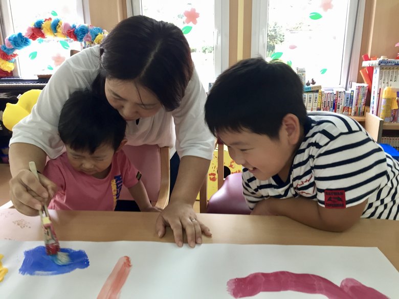 親子アートセラピーで気持ちを色にのせて表現