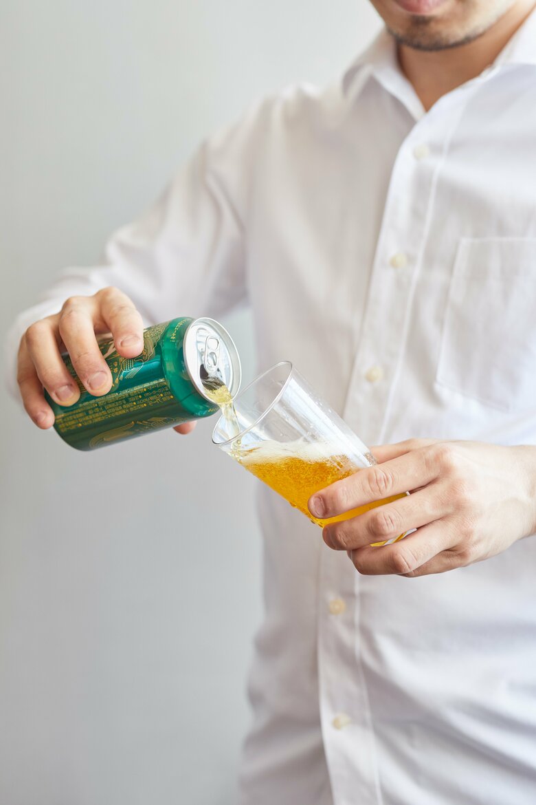 ビール本来の味わいを楽しむ注ぎ方４／グラス側面をぐるぐるつたわせるイメージで注ぐ