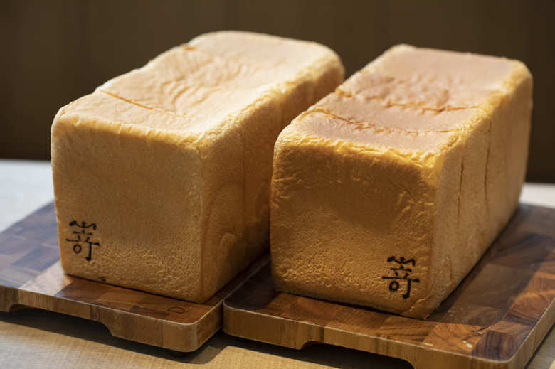 向かって左側に刻印がされているのが「極生“ミルクバター”食パン」