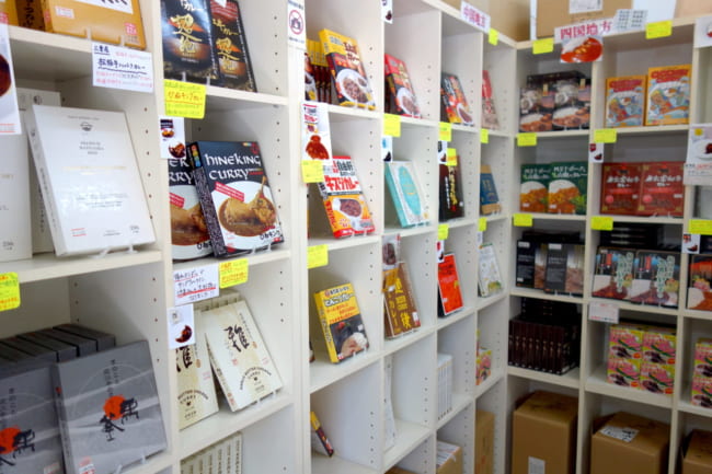 店内には、味の感想がぎっしり書かれたポップが並ぶ（筆者撮影）