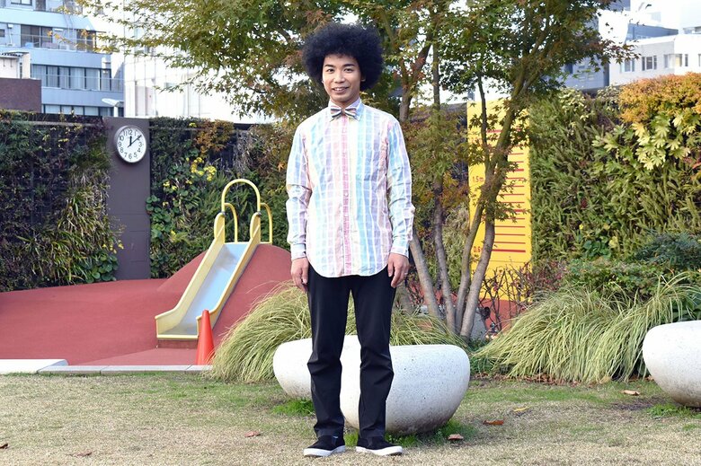 楽しく天気を伝えるくぼさん。カラフルな衣装で明日の天気を表すことも