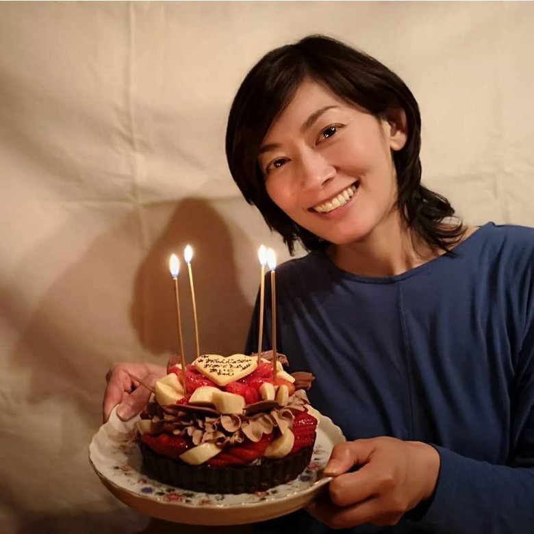 誕生日ケーキとともに笑顔で1枚