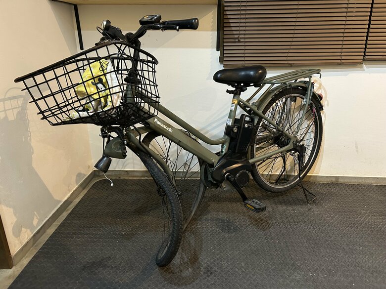 友さんが乗っていた自転車。衝撃で大きく曲がっている