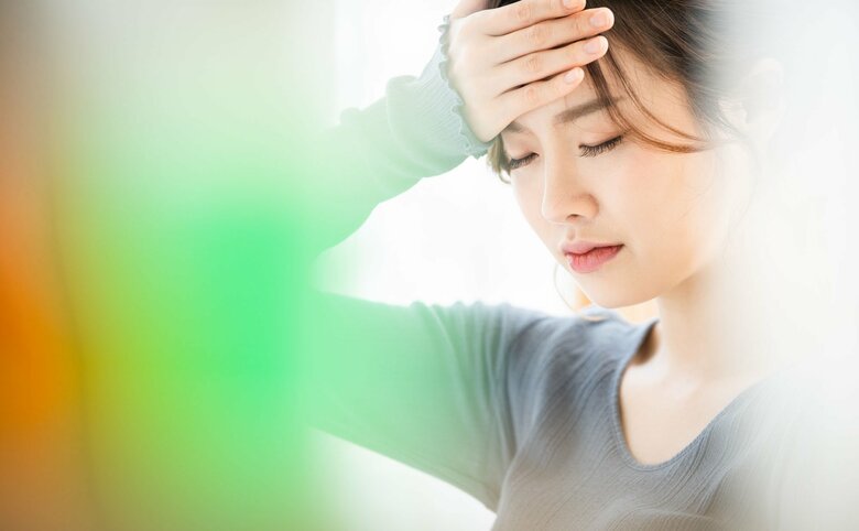 心に不調を抱える人のイメージ（PIXTA）