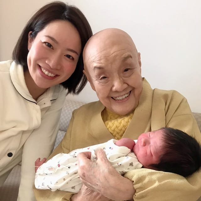 生まれたばかりの瀬尾さんの長男を抱っこする寂聴さん