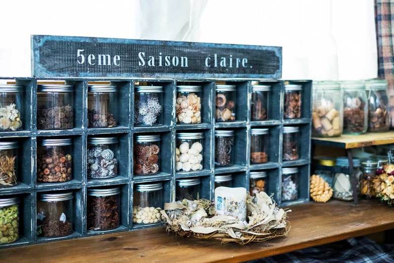 ▲フラワーアレンジに使うパーツを種類ごとに並べて、それ自体もインテリアとして楽しんでいます