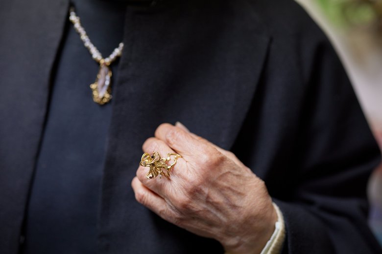 自身が創ったアクセサリーを身に着けて。宝飾品もたくさん創作・販売してきた