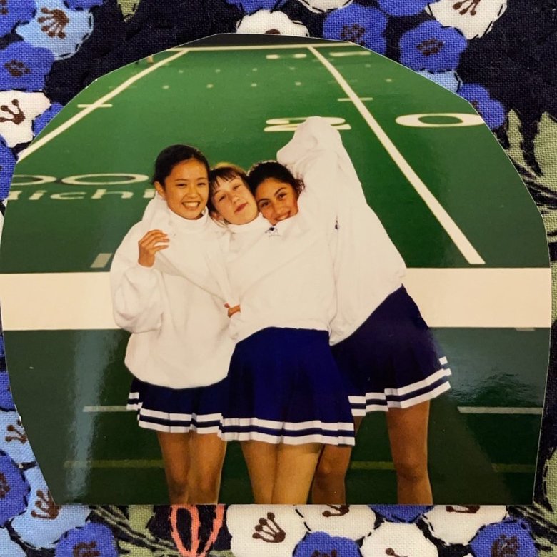 チアリーディングをしていたアメリカ時代の近藤さん（左）